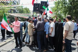 تهرانی‌ها پس از نماز جمعه در محکومیت تهاجم اسرائیل به خیابان‌ها آمدند”