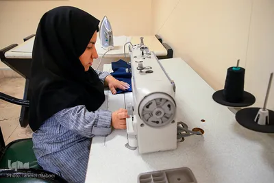 خدیجه کوهی در حال خیاطی.