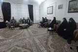 اهدای پرچم جلسات خانگی قرآن به خانواده شهیدان «صوفی و بختیاری»