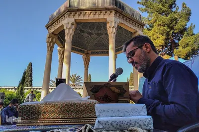 محفل انس با قرآن کریم در جوار آرامگاه حافظ شیرازی‎‎