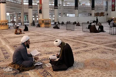 مباحثه طلاب و دانشجویان در حرم حضرت معصومه