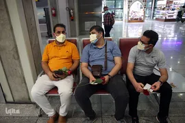 اهدای گل و شیرینی غدیر به مسافرین خارج از کشور فرودگاه امام خمینی(ره)