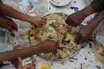 سفره‌های افطاری در جوار آستان علوی