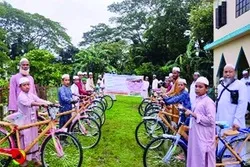 ৪০ দিন জামাতে নামাজ আদায় করে সাইকেল উপহার পেল ২১ কিশোর