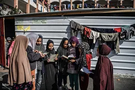 دختران غزه به تحصیل در رشته قرآن و حفظ ادامه می دهند