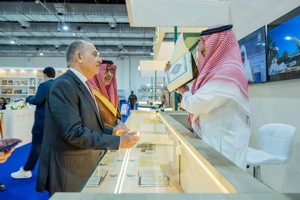 Verteilung des Korans in Blindenschrift auf der Kairoer Ausstellung