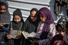 دختران غزه به تحصیل در رشته قرآن و حفظ ادامه می دهند
