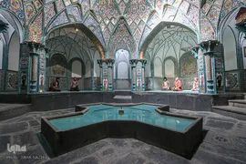 حمام چهار‌فصل از آثار تاریخی شهر اراک است، این بنا توسط حاج محمدابراهیم خوانساری در زمان احمد‌شاه قاجار بنا نهاده شده است که در سال ۱۳۵۵ به عنوان یکی از آثار ملی ایران به ثبت رسید. 