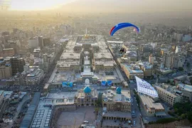 اهتزاز پرچم ولایت بر فراز حرم حضرت علی (ع)