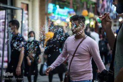 بازار تهران در روزهای آغازین موج سوم کرونا، دست فروشان به علت حضور در مراکز شلوغ بیشتر در معرض ابتلاع به ویروس هستند و خود ناقل ویروس می‌باشند.