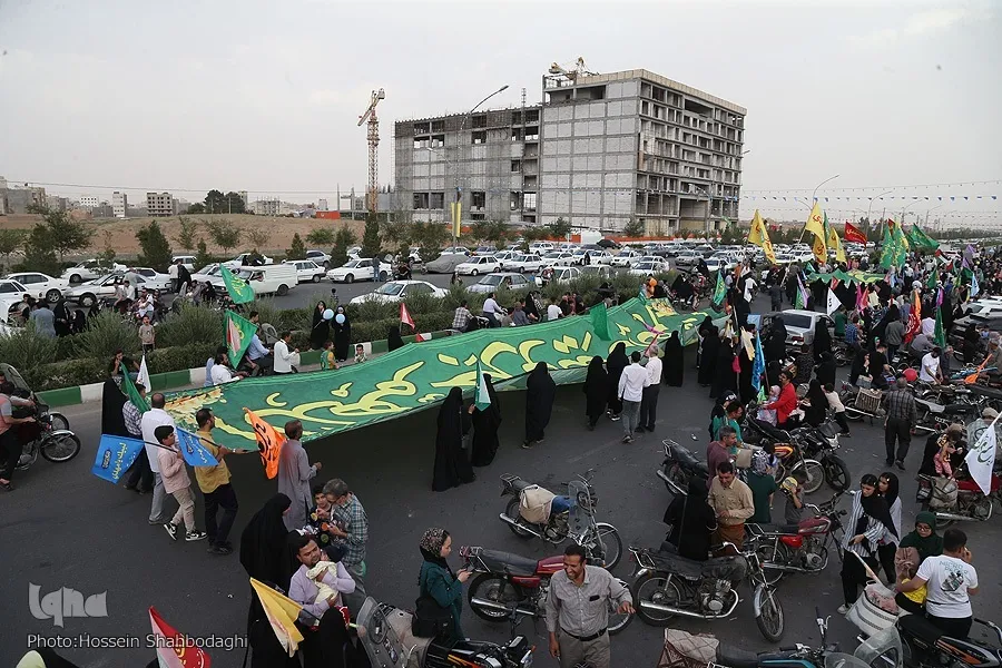برپایی مراسم‌ کیلومتری غدیر با شعار «ایران؛ ذوالفقار علی(ع)»