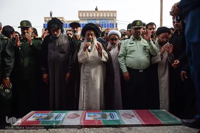 اقامه نماز توسط آیت الله موسوی جزایری بر پیکر شهید 