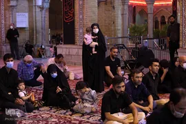 مراسم عزاداری چهارمین شب دهه اول محرم در صحن امام حسین(ع) حرم مطهر حضرت عبدالعظیم حسنی(ع) در شهر ری