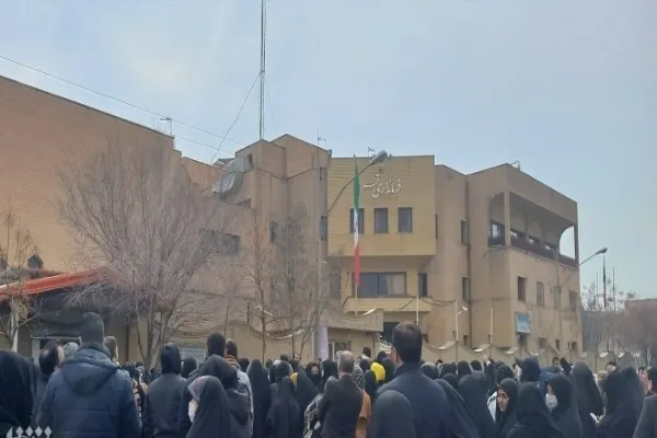 تجمع برخی والدین درپی ماجرای مسمومیت سریالی دانش آموزان در مدارس قم