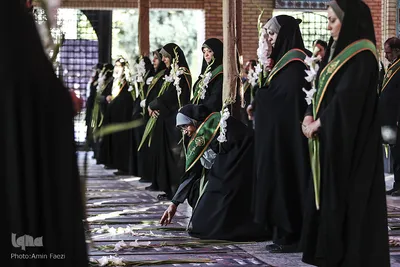 گلباران قبور شهداي دفاع مقدس توسط خادمان حرم شاهچراغ(ع) شيراز