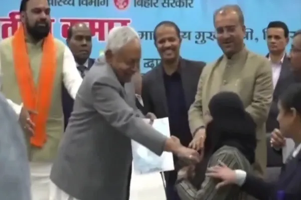 एक बुर्के वाली महिला के खिलाफ भारतीय नेता के एक्शन की हर तरफ निंदा