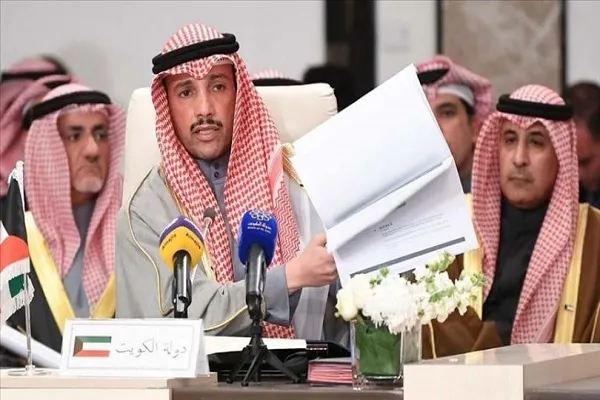 بالفيديو...رئيس البرلمان الكويتي يرمي 