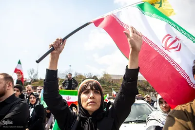 اجتماع عظیم مردمی و اهتزاز بزرگترین پرچم ایران در روز جمهوری اسلامی