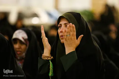 غبارروبی رواق حضرت زهرا(س) در حرم مطهر رضوی توسط بانوان قرآن پژوه