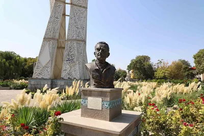 شهریار ایران 
مجسمه استاد شهریار در باغ گلستان (نخستین پارک شهری تبریز)