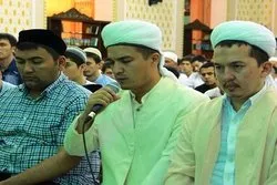 أوزبکیون یختمون القرآن لطلب النجاة من فیروس كورونا