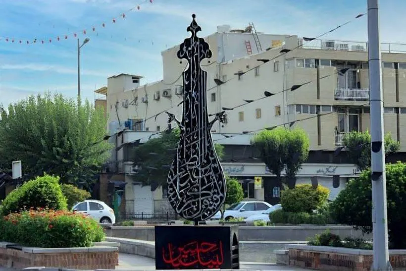 خط ایرانی بر قامت عَلَم عاشورا؛ روایت هنر در مسیر انتظار