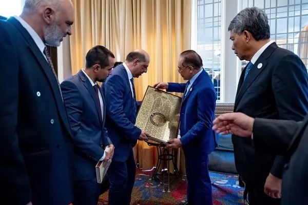 Malezya, İspanyolca çevirisi ile birlikte Peru’ya Kur’an-ı Kerim hediye etti
