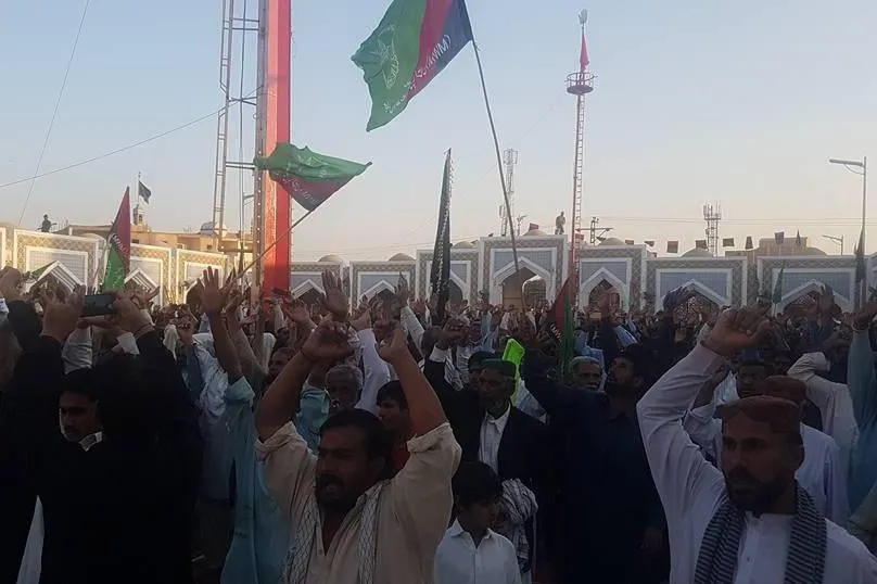 পাকিস্তানে মাযারে বোমা হামলায় নিহত ১২