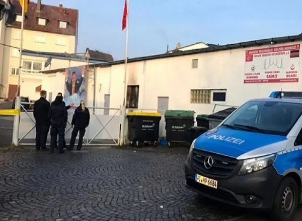 Müslüman düşmanları cami basıp Kur'an-ı Kerim yırttı