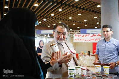 یحیی آل‌اسحاق، رئیس پیشین اتاق بازرگانی، صنایع، معادن و کشاورزی استان تهران در بازدید از نمایشگاه جامع تولیدات ملی 