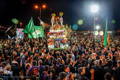 آیین نصب پرچم شب اول محرم در امامزاده عبدالله(ع) شوشتر