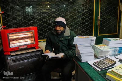 فضای سرد و عدم وجود امکانات گرمایشی در مجتمع باعث می‌شود تا مخاطب رغبتی به بازدید و ماندن در این فضای فرهنگی را نداشته باشد و در نتیجه توجه مخاطب به کتاب‌ها و خوانش و تورق آثار مورد غفلت واقع می‌شود.