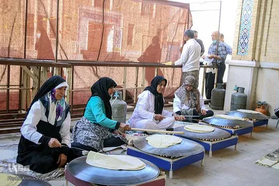 پخت نان سنتی صلواتی در حرم شاهچراغ(ع)‎‎