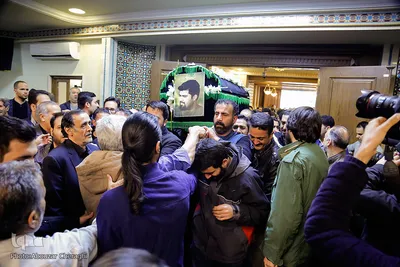 تشییع پیکر جهادگر تهرانی امیرمحمد اژدری بر روی دستان مردم 