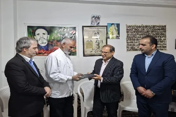 نوجوانان و جوانان باید با زندگی اسطوره‌های ایثار و اخلاص آشنا شوند