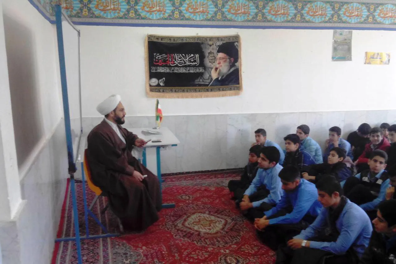 گفتمان دینی بلوغ در جمع دانش‌آموزان فاروج