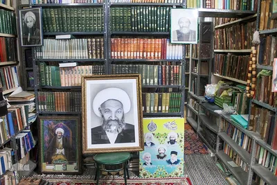 کتابخانه شرف الدین از غنی‌ترین کتابخانه‌های استان است که در کنار مسجد شرف الدین قرار دارد. خانواده شرف الدین، از گذشته خانواده پرخیر و برکتی برای شهر شوشتر بودند و مردم از وجودشان بهره مند بودند. 