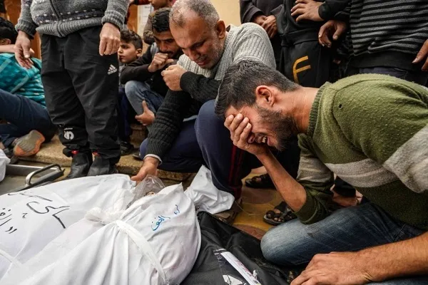 أكثر من 100 شهيد في مجزرة شارع الرشيد غرب غزة