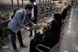 بدرقه‌ای با شاخه گل غدیر