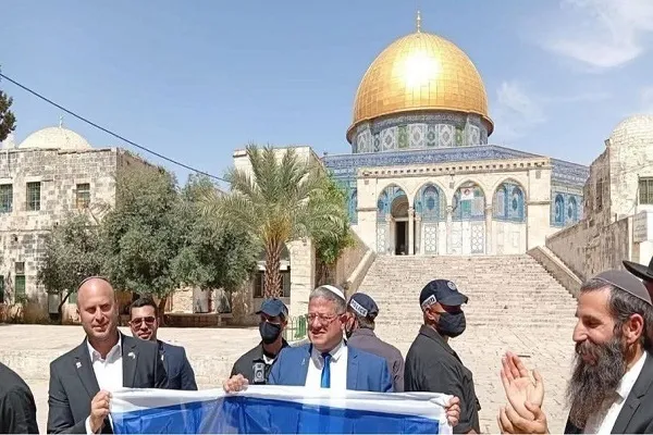 بن غفير يقتحم الأقصى ويرفع علم الاحتلال عشية ذكرى احتلال القدس