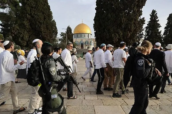 Des colons sionistes prennent d'assaut Al-Aqsa