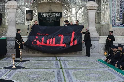 افراشتن پرچم عزا در حرم حضرت معصومه(س)