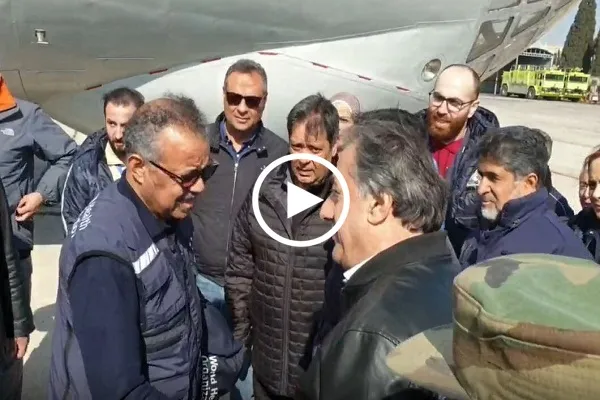 فیلم | ورود رئیس سازمان جهانی بهداشت به فرودگاه حلب با ۳۵ تُن کمک