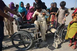 توزیع لوازم التحریر هم نمک در جازموریان