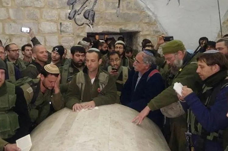 Nablus, 4 Palestinesi feriti da proiettili e decine di asfissiati durante invasione di 1300 coloni