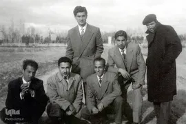 دکتر علی شریعتی درکنارمهندس عزت الله سحابی،طاهر احمدزاده وبرخی دوستانش در مشهد

