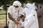 مراسم غسل تعمید منداییان در کنار رودخانه کارون