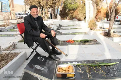 گلباران قبور شهدا در آستانه چهلمین سال انقلاب در شهرکرد