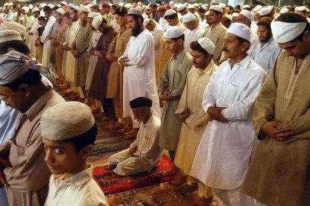 شاب هندي یردّ علی تساءلات عن 