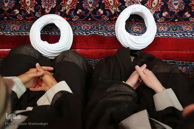 ⁨عمامه‌گذاری در بیوت مراجع هم‌زمان با روز عید غدیر⁩